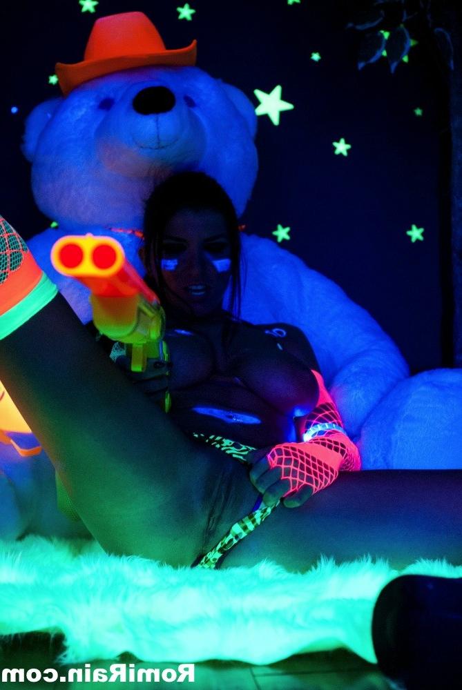 15P Romi Rain Big Tits Black Light