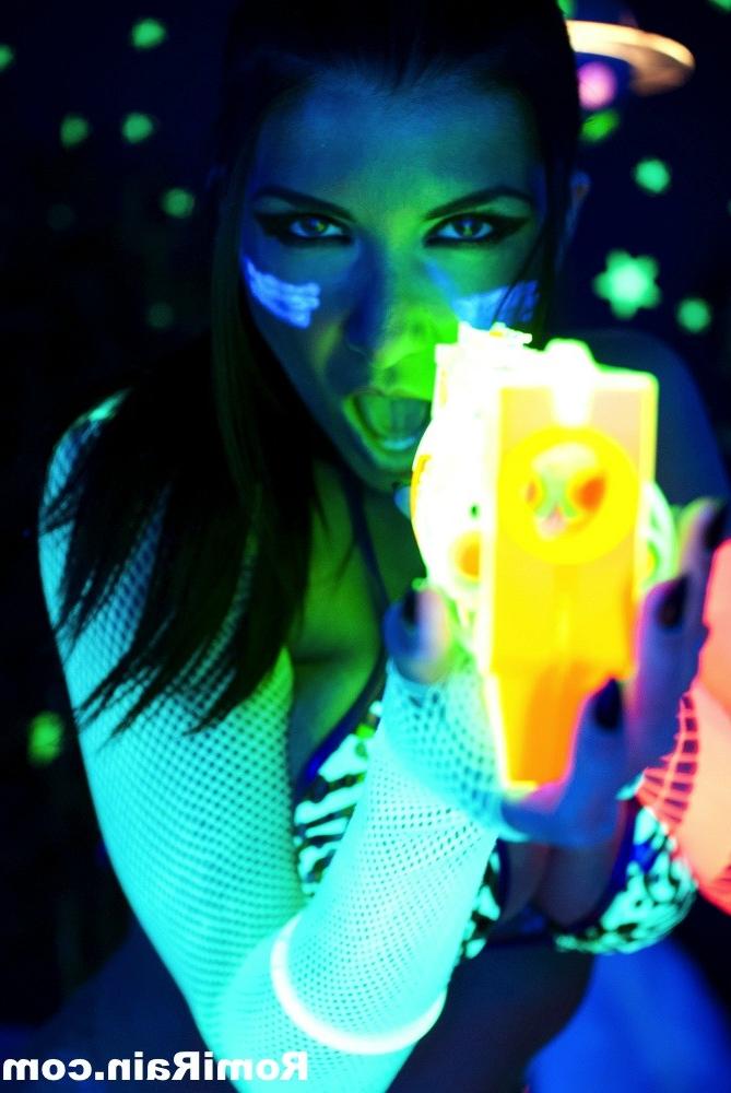 15P Romi Rain Big Tits Black Light
