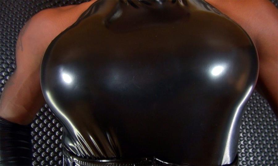 12P Muscular Black Mistress Kiana fucks her slave in the ass