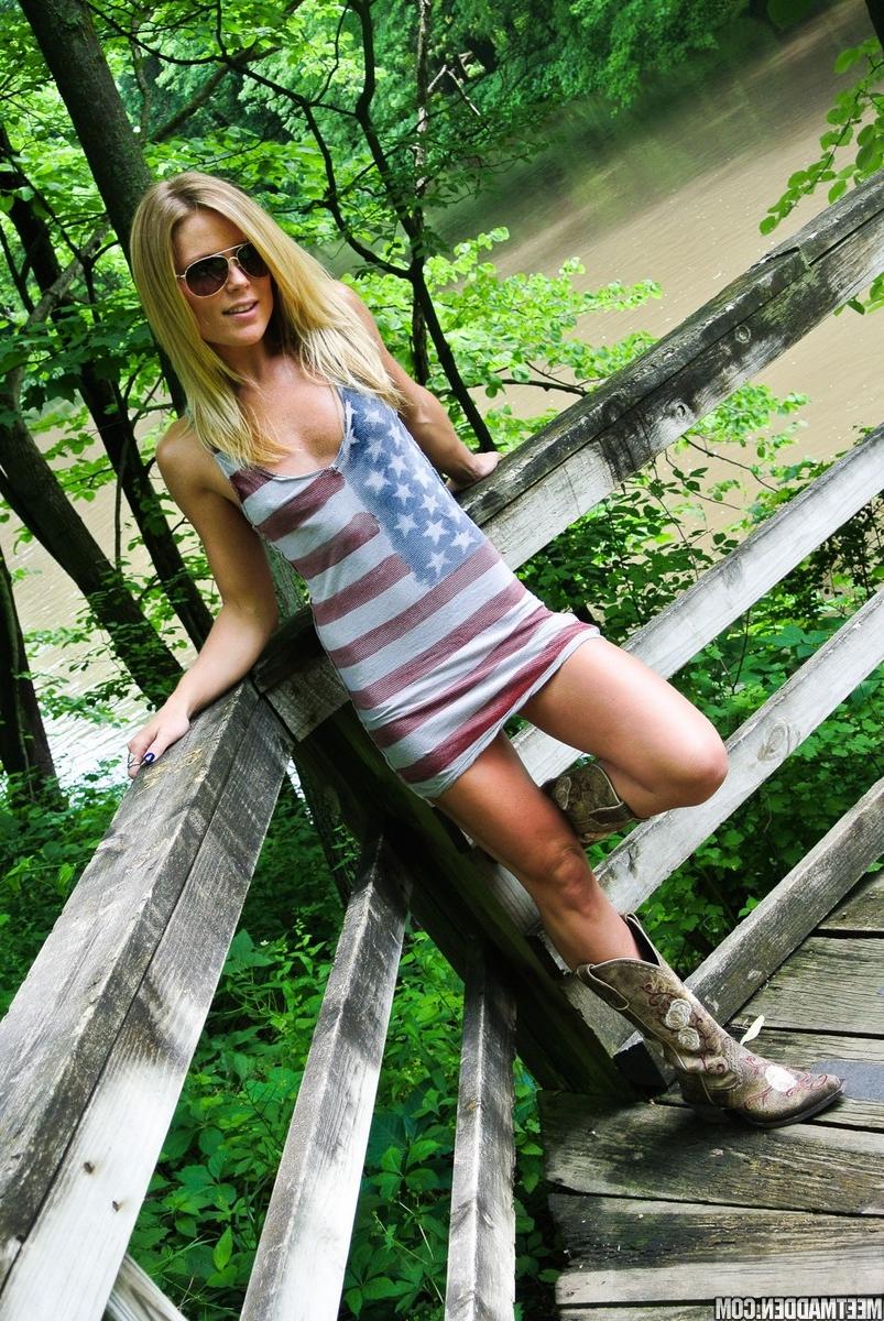 12P Horny chick in cowboy boots