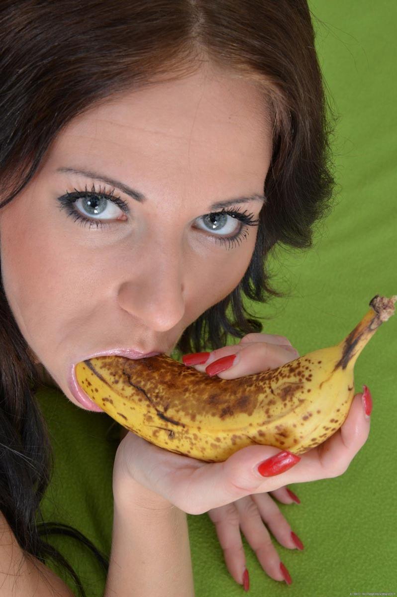 15P Horny brunette Nathaly Heaven fucks a banana