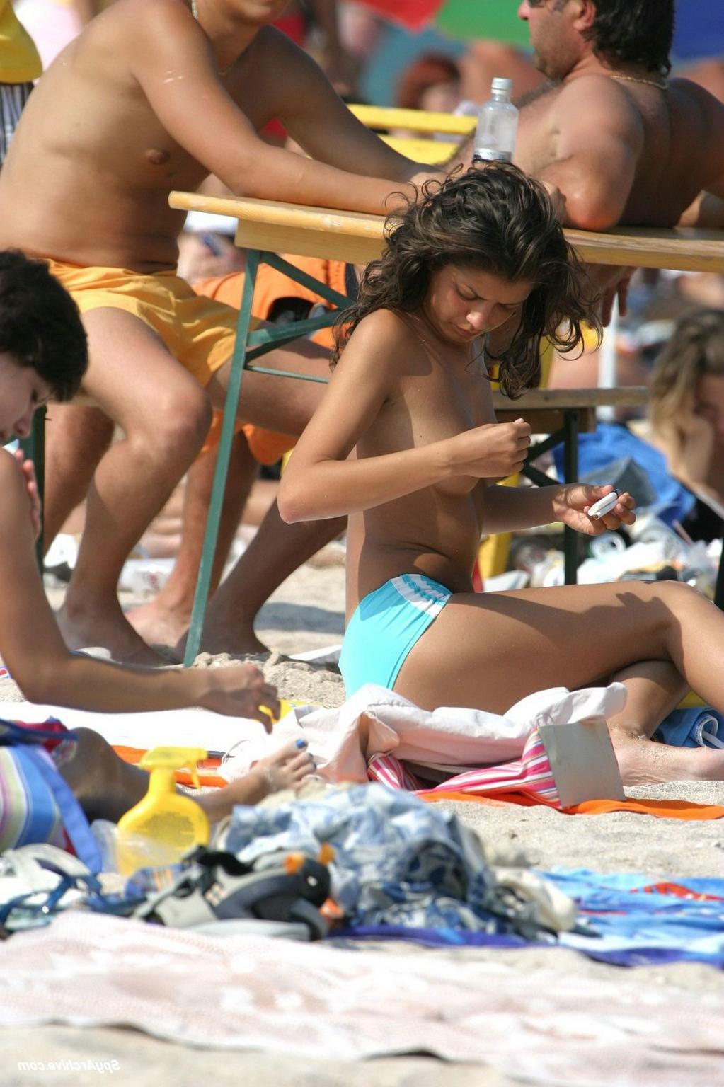 15P Cute topless teen in candid pictures from the beach