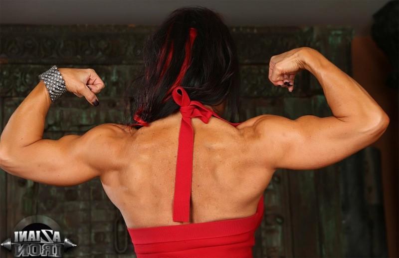12P Muscle Pornstar Elisa Ann masturbates with dildo
