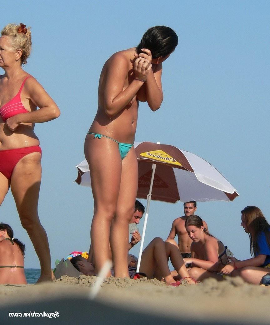 15P Candid shots of topless girlfriends at the beach