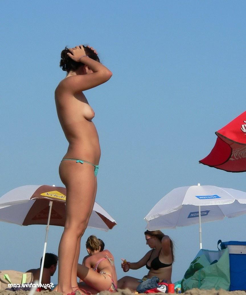 15P Candid shots of topless girlfriends at the beach