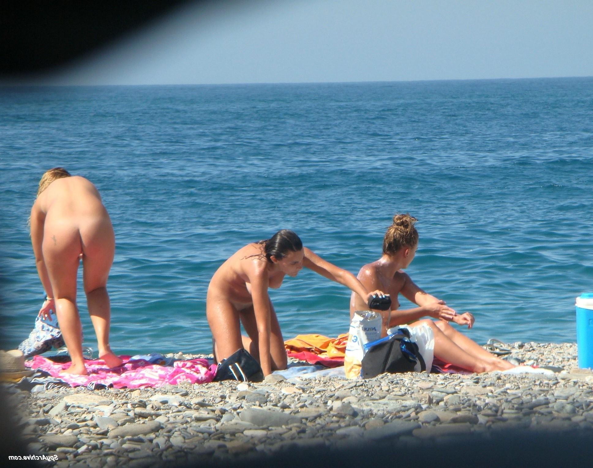 15P Spy shots of a hot nude girl spreading at the beach