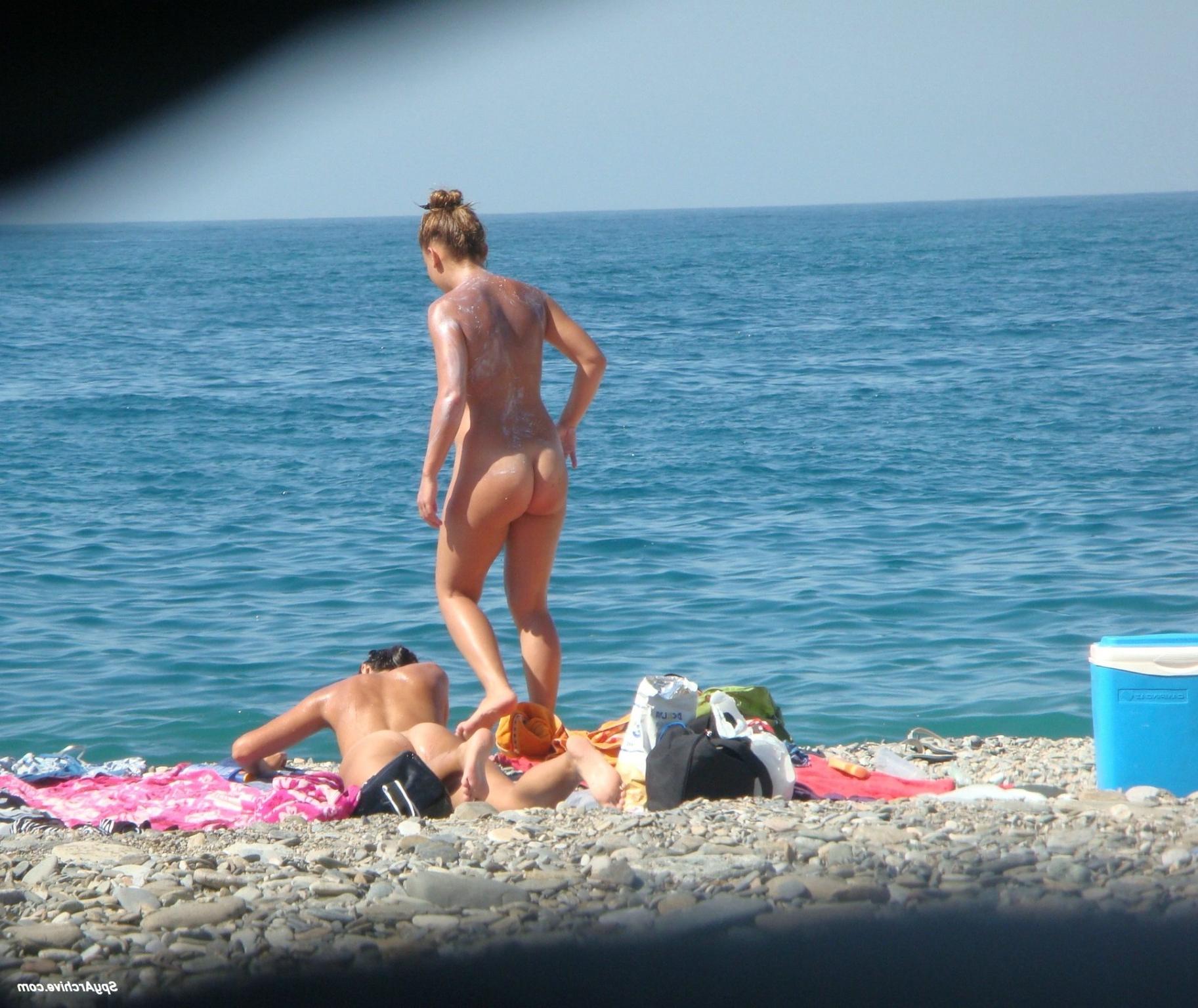 15P Spy shots of a hot nude girl spreading at the beach