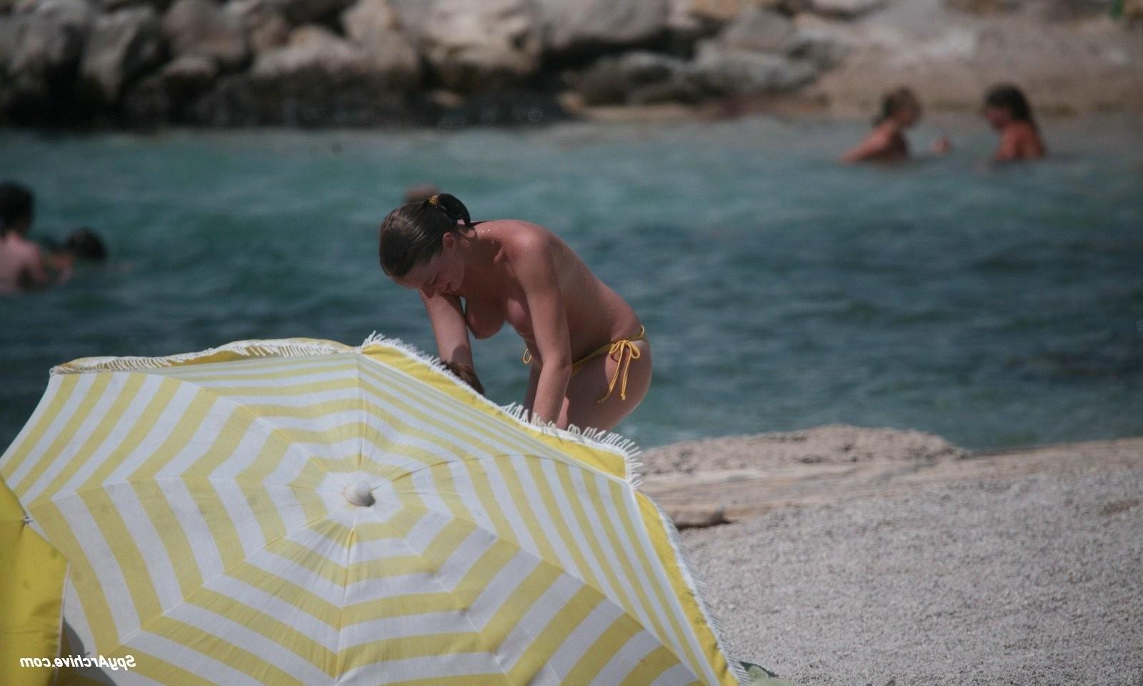 15P Voyeur pictures of topless blonde teen at the beach
