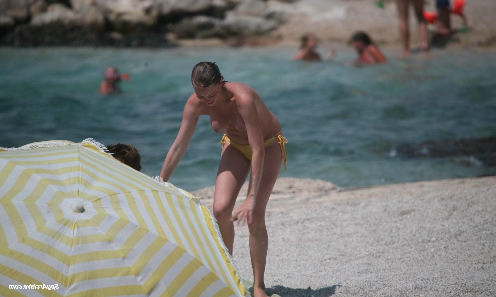 15P Voyeur pictures of topless blonde teen at the beach