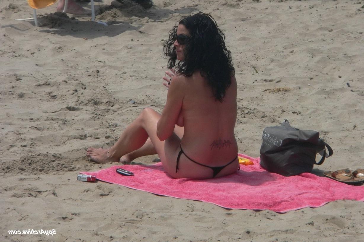 15P Spying on a topless milf spreading on the beach