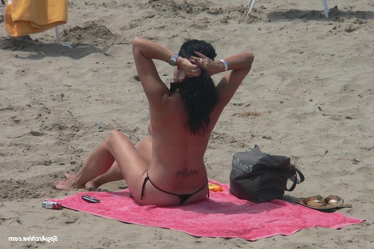 15P Spying on a topless milf spreading on the beach