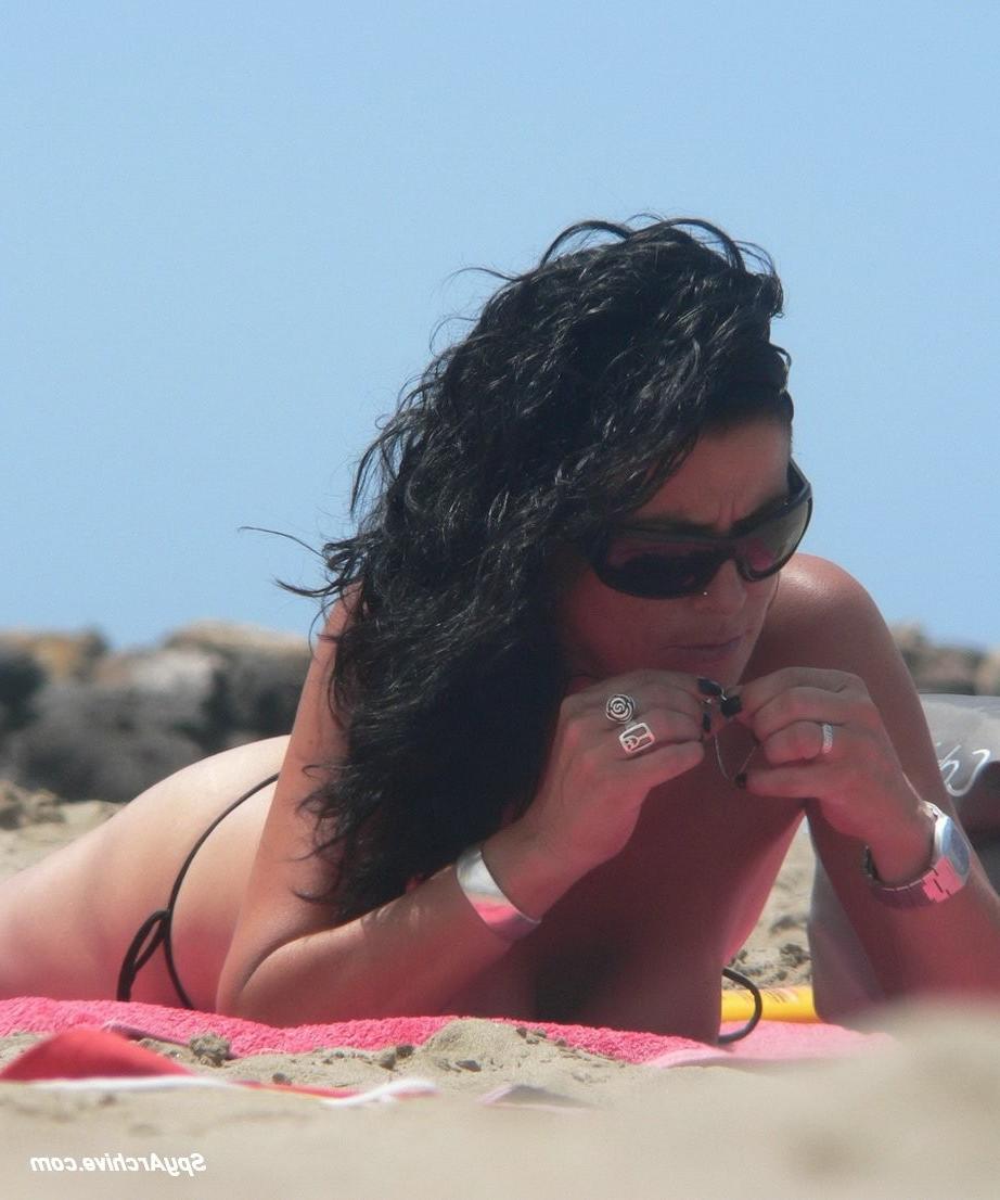 15P Spying on a topless milf spreading on the beach