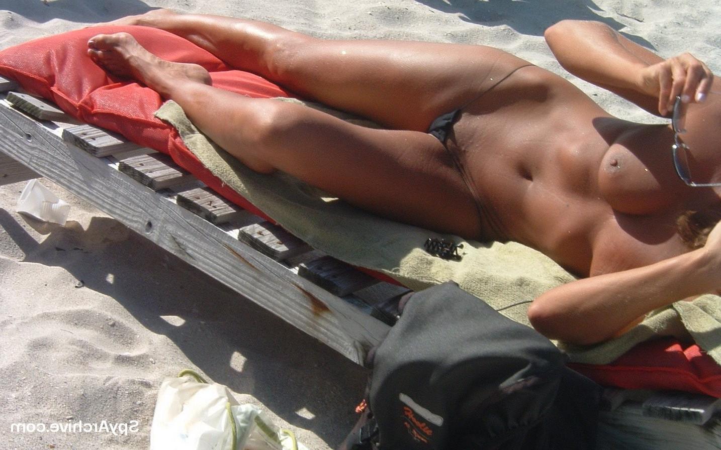 15P Secretly filming a hot naked milf
