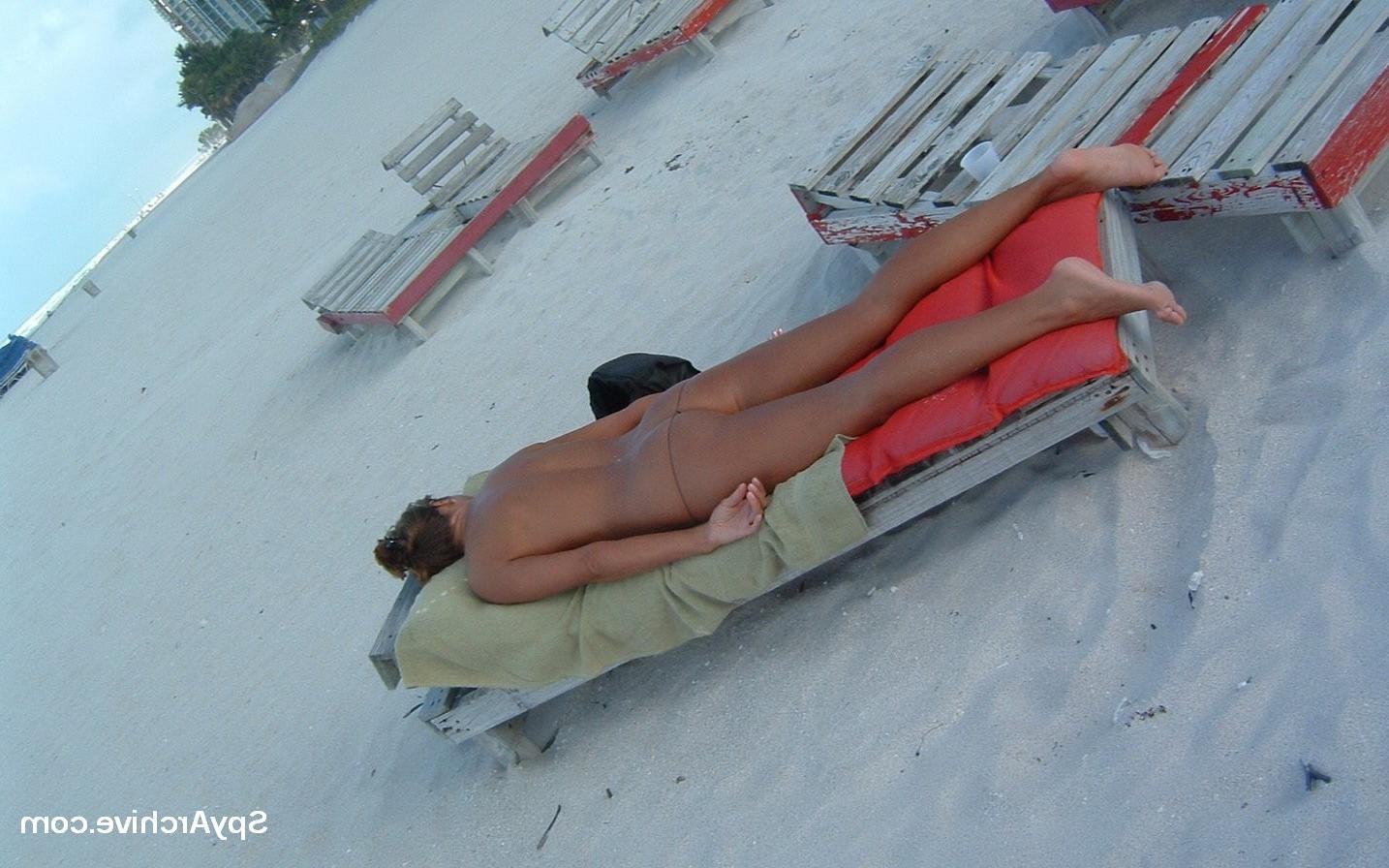 15P Secretly filming a hot naked milf