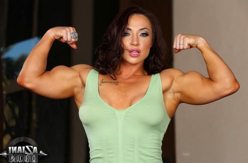 12P Muscle Goddess Brandi Mae shows off her perfect body
