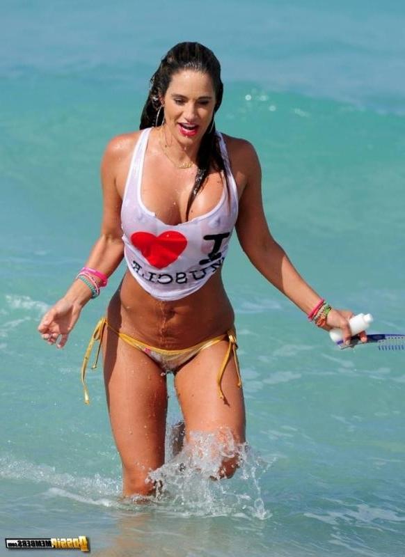 14P Bombshell Jennifer Nicole Lee pussy flash while posing for a photoshoot