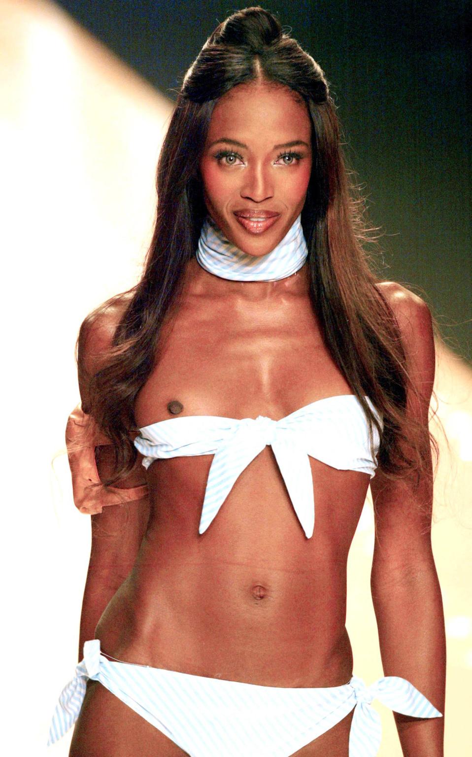 15P Naked ebony celebrity Naomi Campbell posing in public