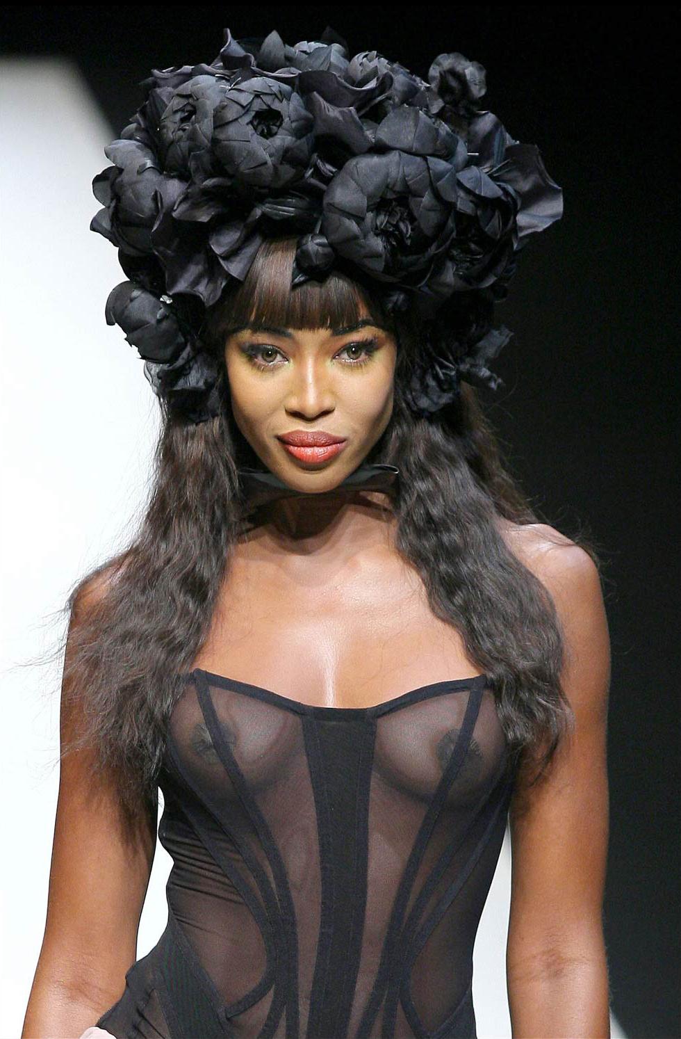 15P Naked ebony celebrity Naomi Campbell posing in public