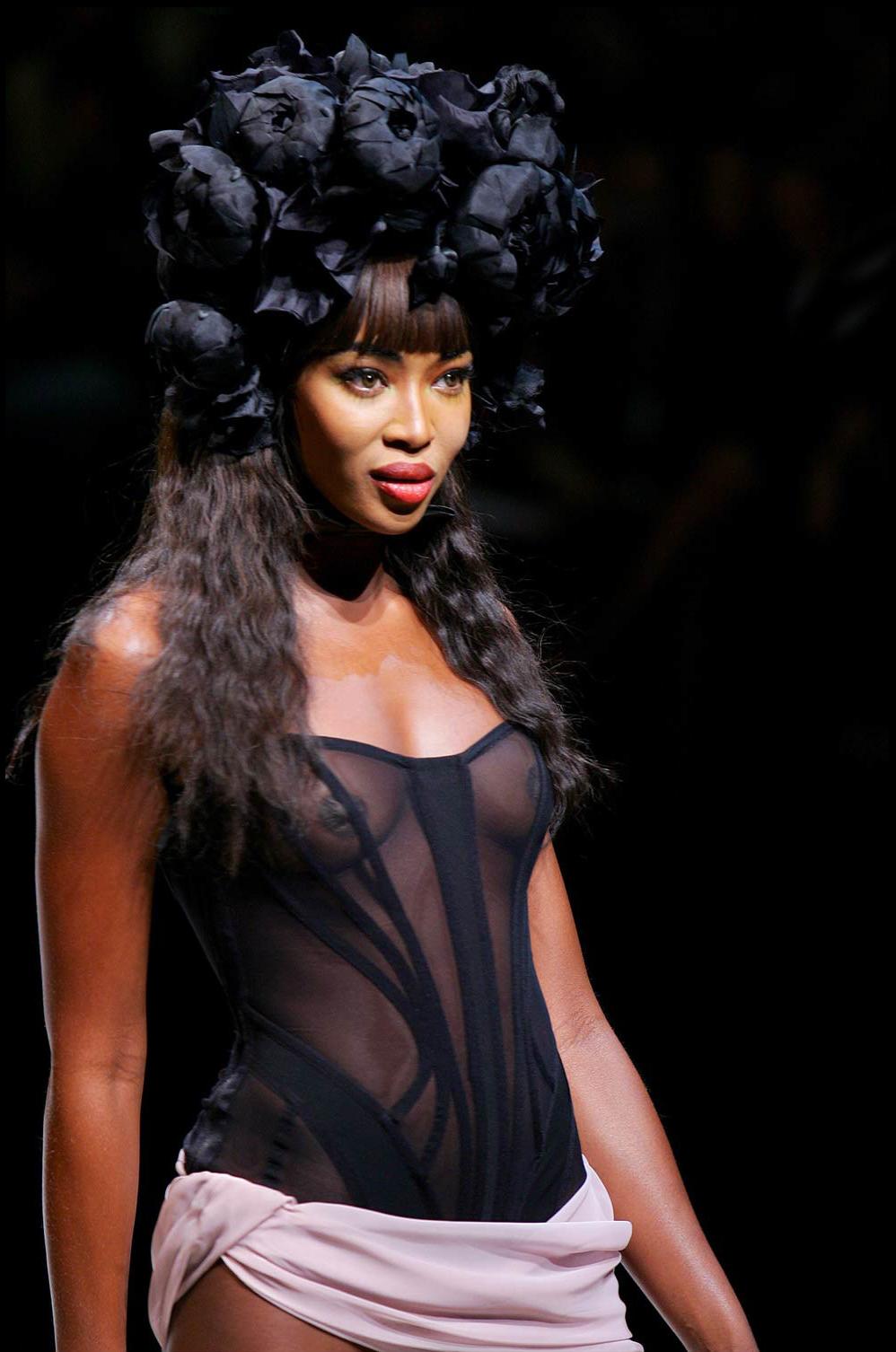 15P Naked ebony celebrity Naomi Campbell posing in public