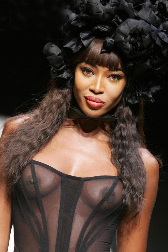 15P Naked ebony celebrity Naomi Campbell posing in public