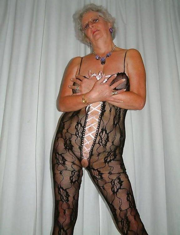6P Hot grannies showing on