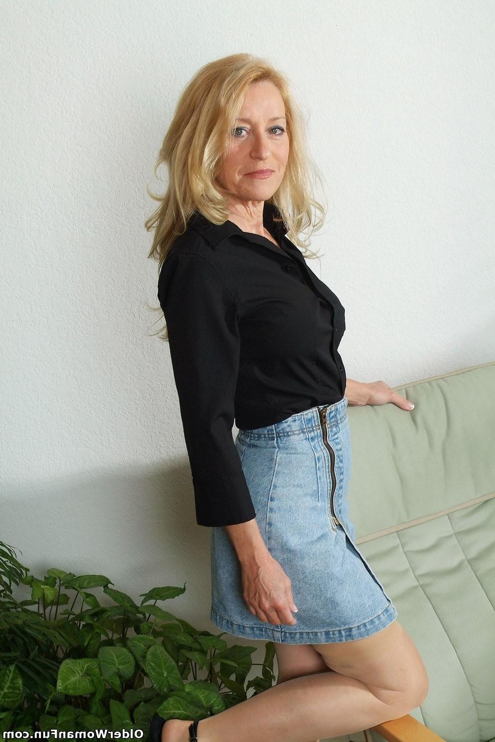 12P Senior lady Robin strips off her clothes