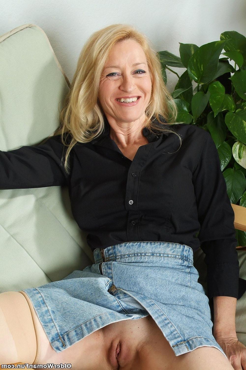 12P Senior lady Robin strips off her clothes