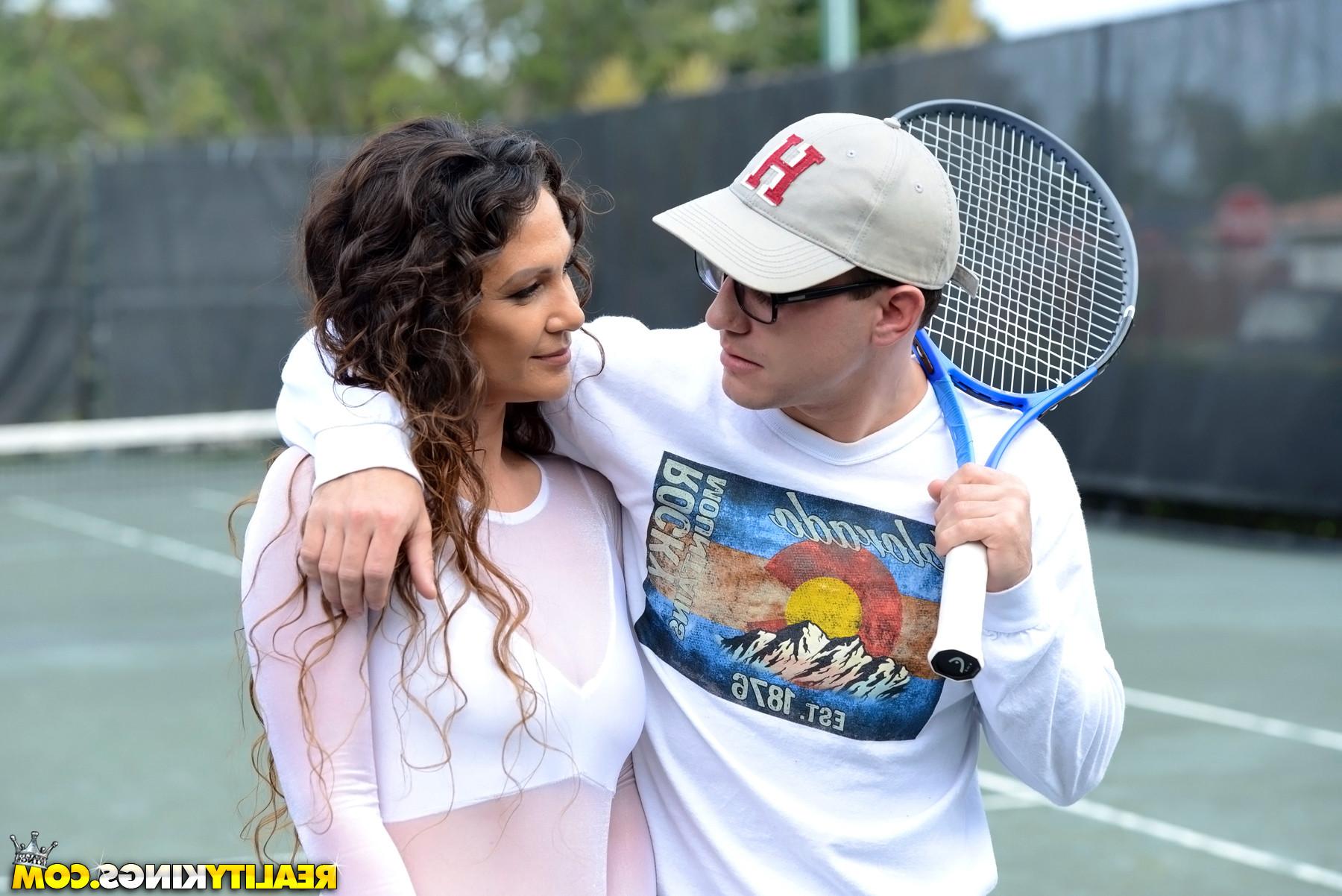 20P Athletic Latina knows how to deepthroat