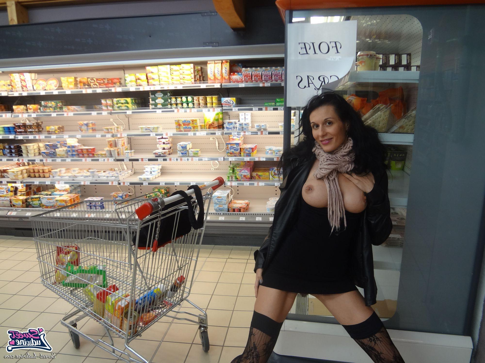 12P Babe masturbates in store