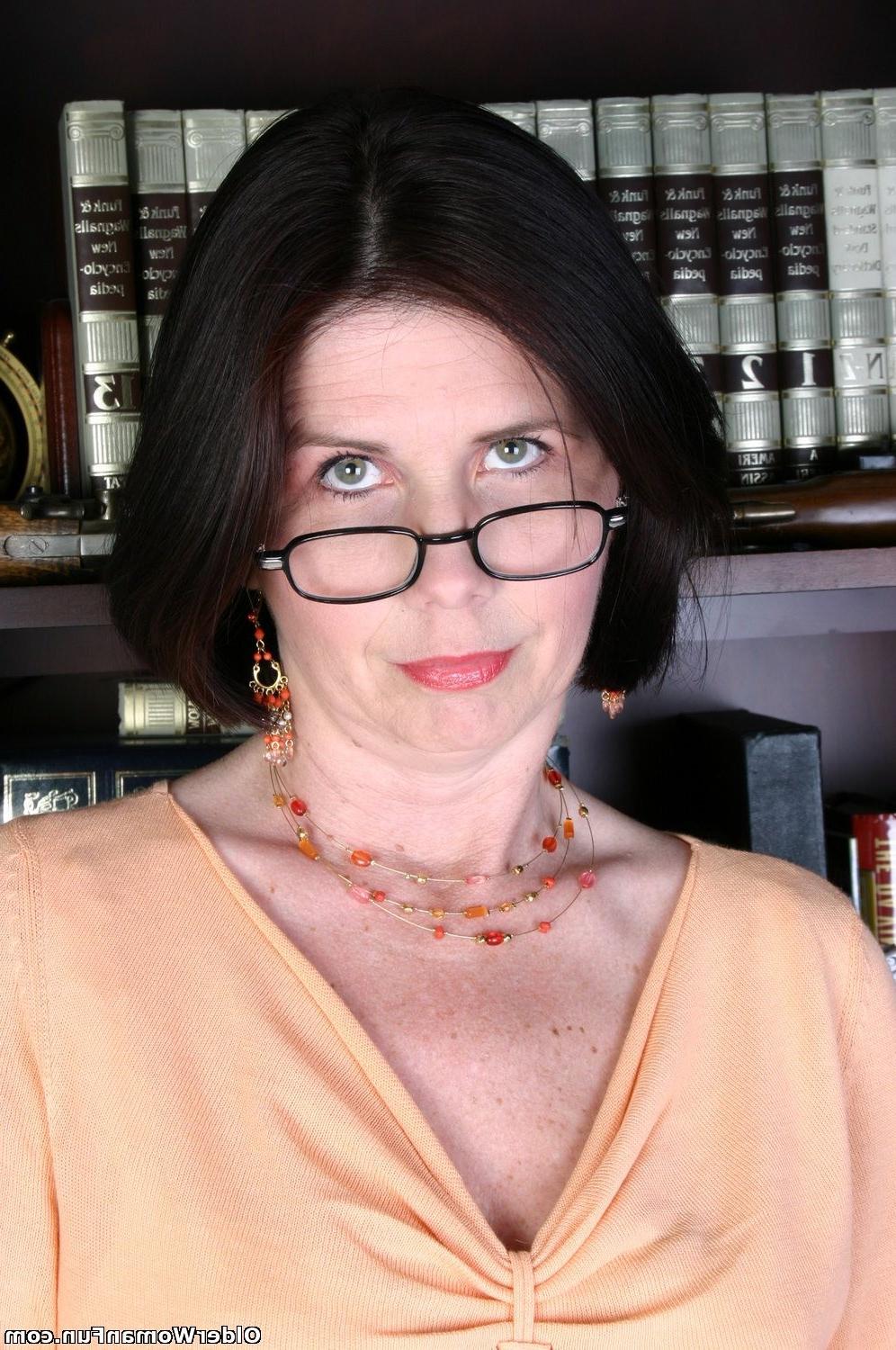 12P Grandma LeeAnn shows her old pussy