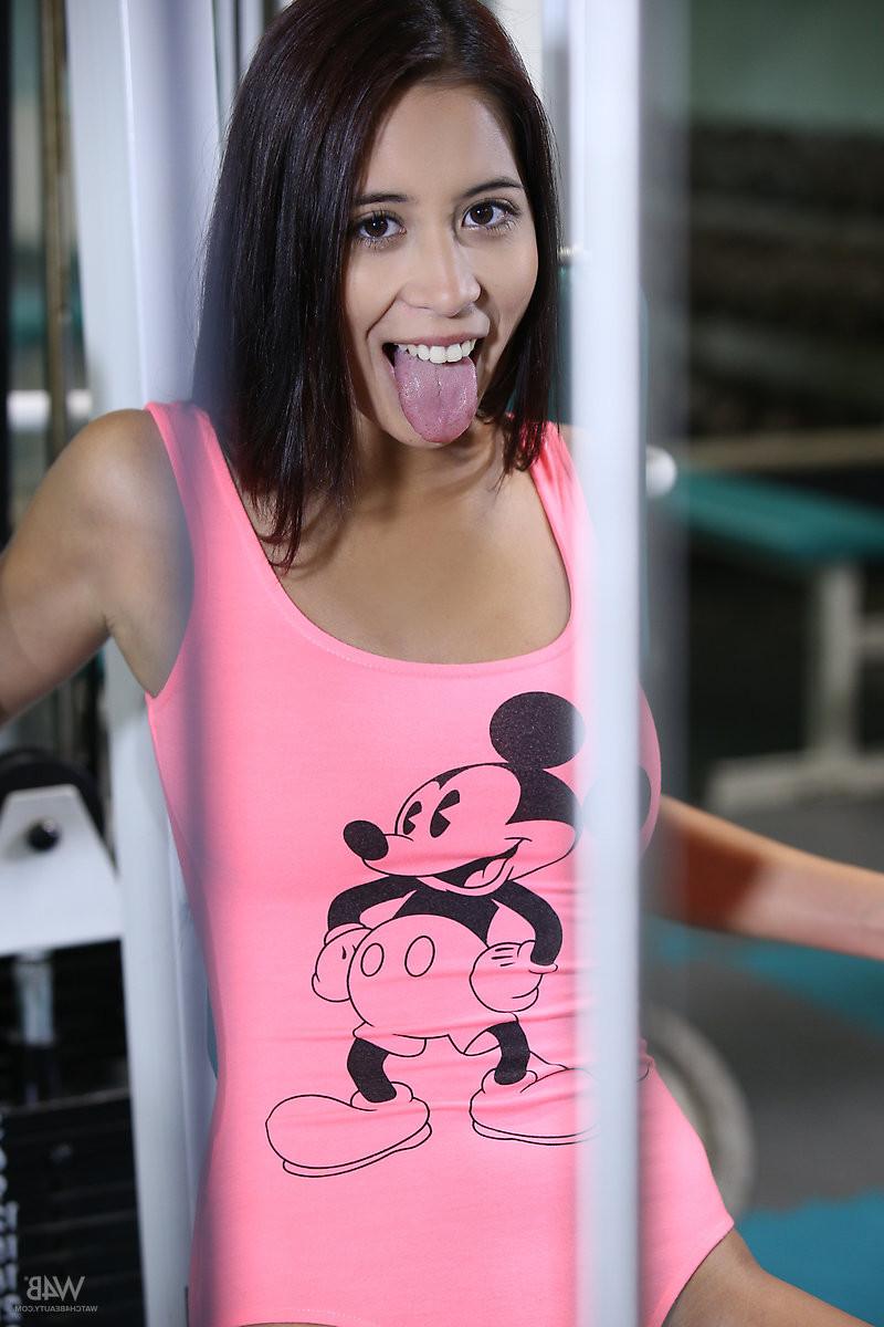 16P Teenager Paula Shy gives her snatch real hard workout