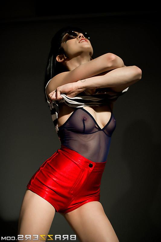 15P Beautiful but shy Asphyxia is set for a nude modeling shoot with photographer An