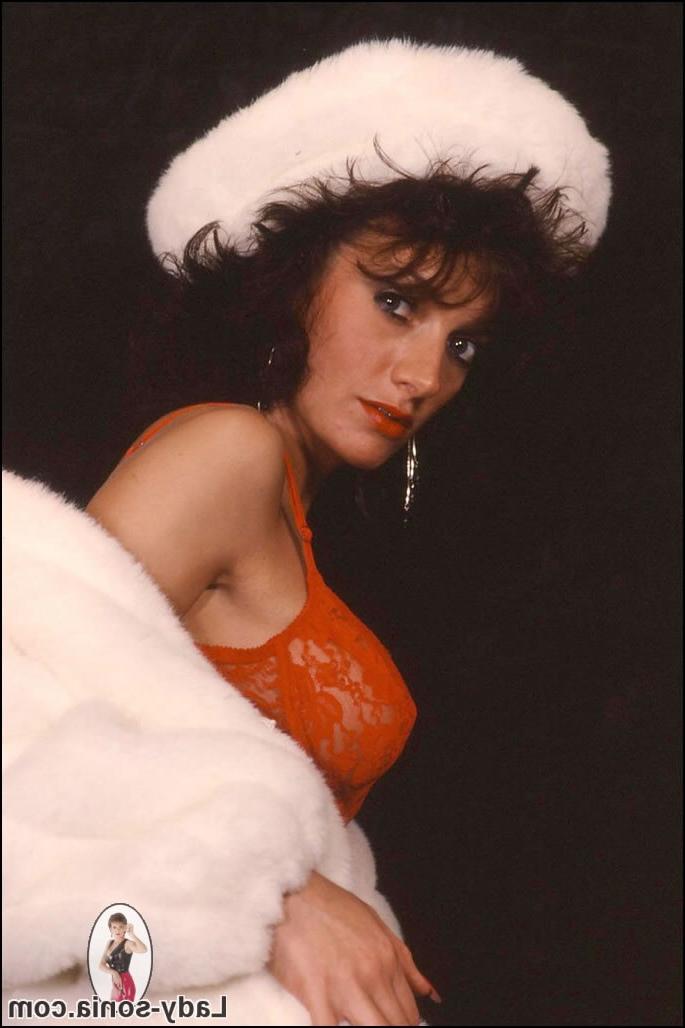 15P Lingerie milf Lady Sonia in white fur coat