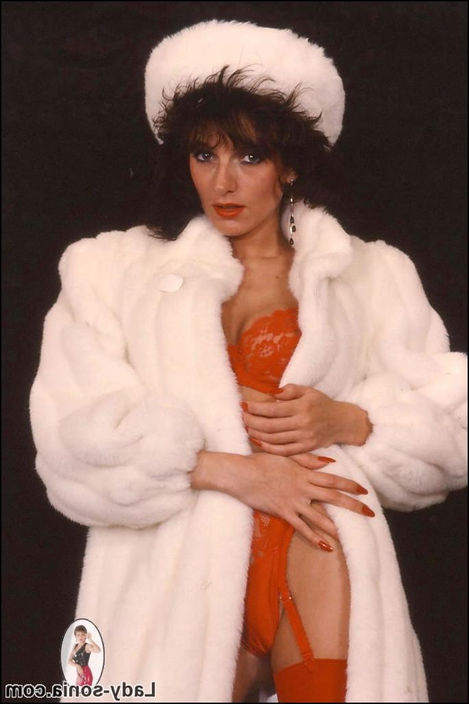 15P Lingerie milf Lady Sonia in white fur coat