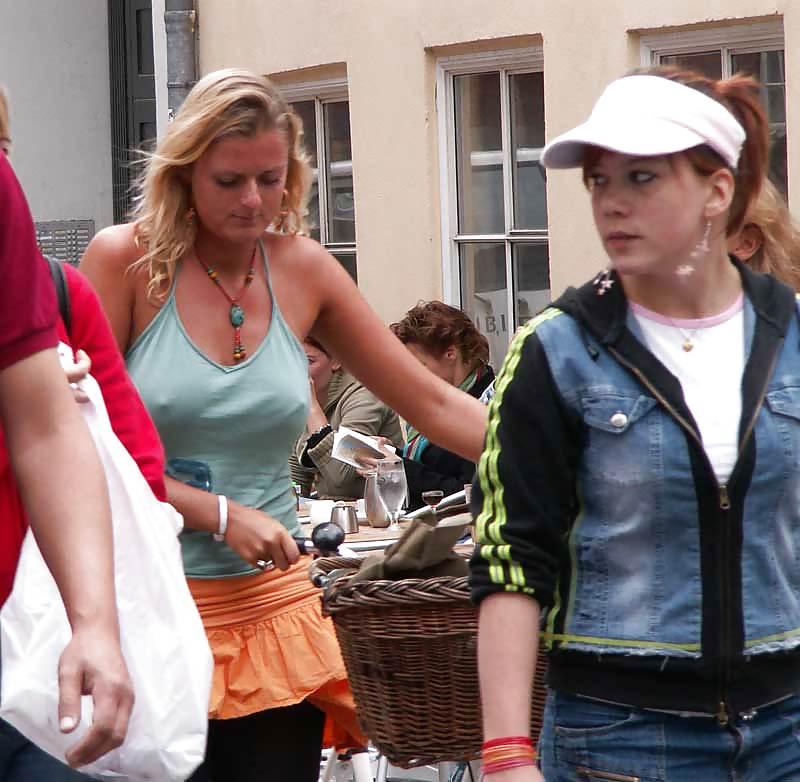 10P Hot Town, Summer in the City - cute girls on street