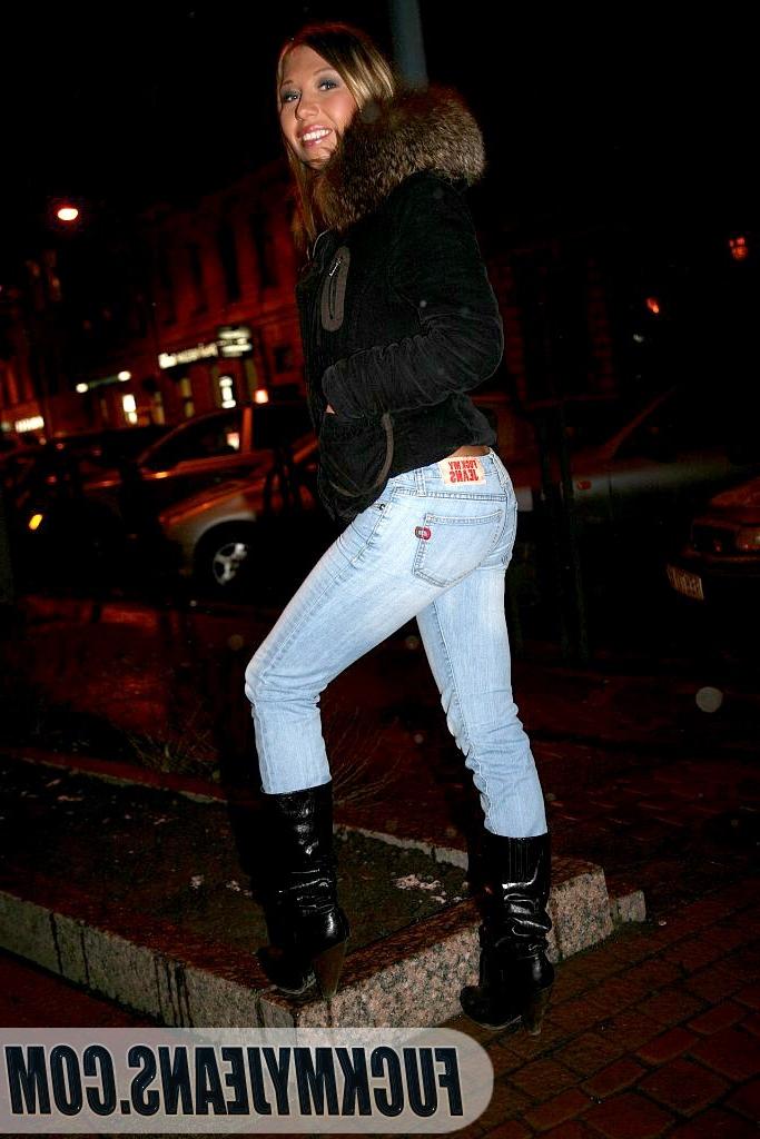 18P Horny guy pulls down blondes blue jeans to lick and fuck her asshole