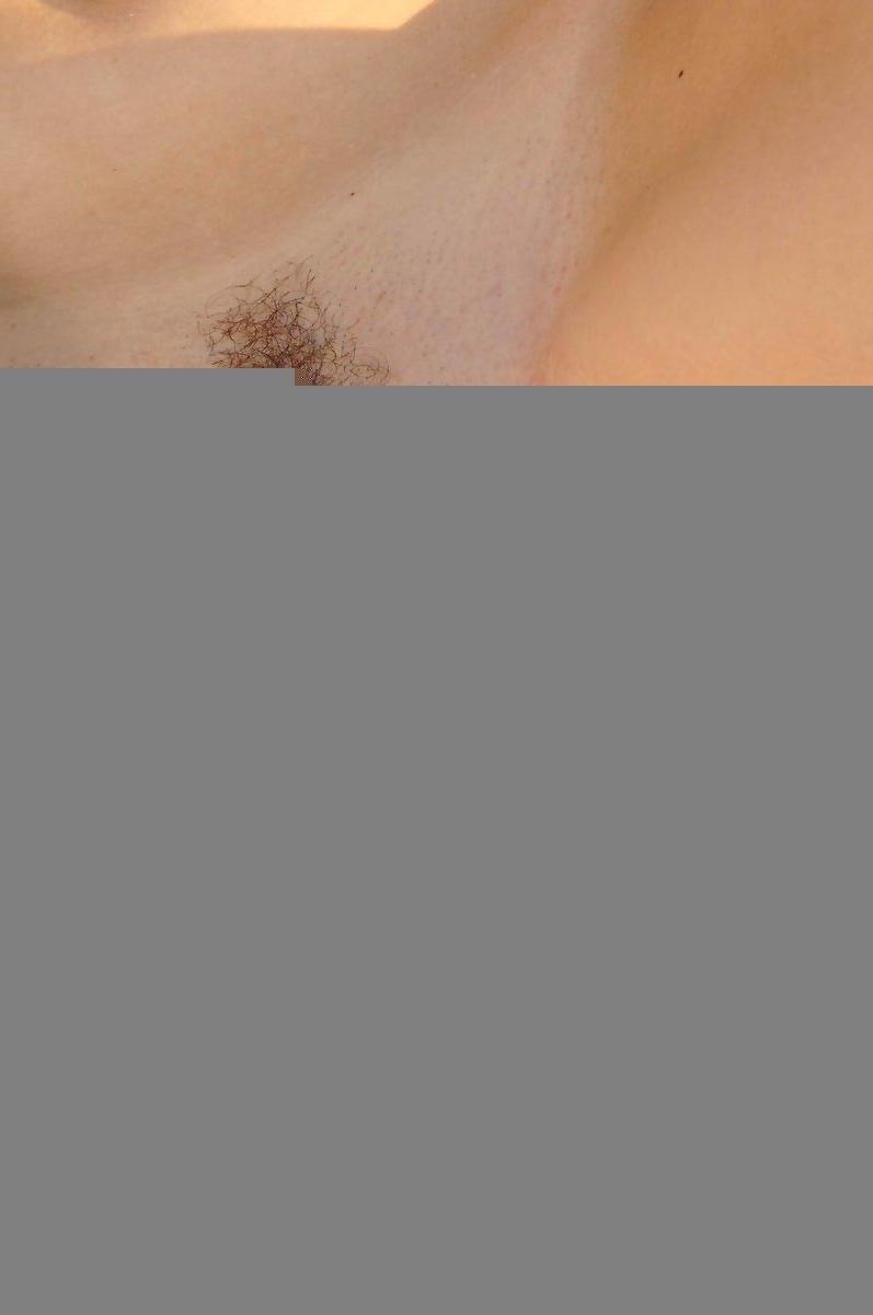 15P Hot babe with big naturals exposed