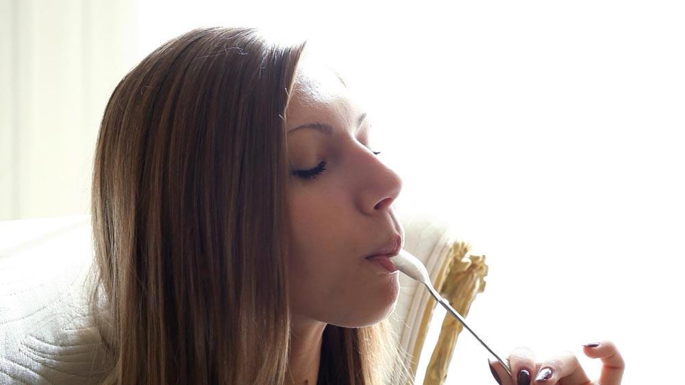 15P Hot horny teen masturbates after drinking her tea