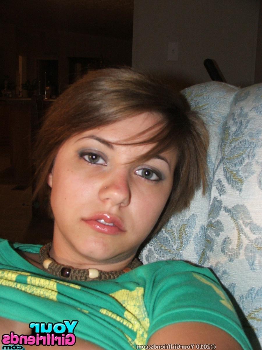 15P Amateur girlfriends posing