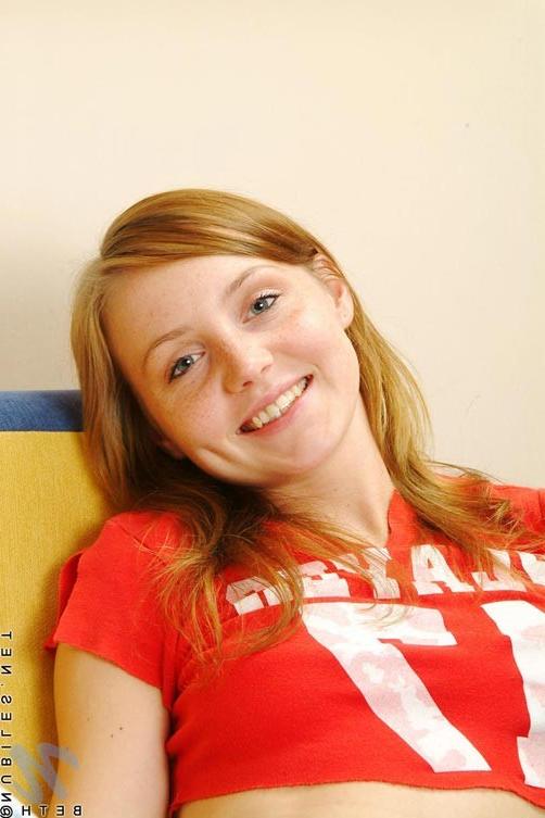 9P Such a hottie beth sits on her couch and remembers her sweet candy she sucked on