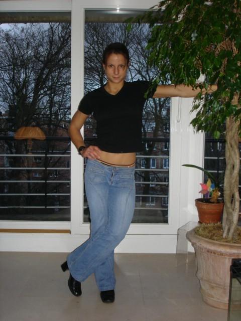 15P Athletic babe showing her beautiful naked body