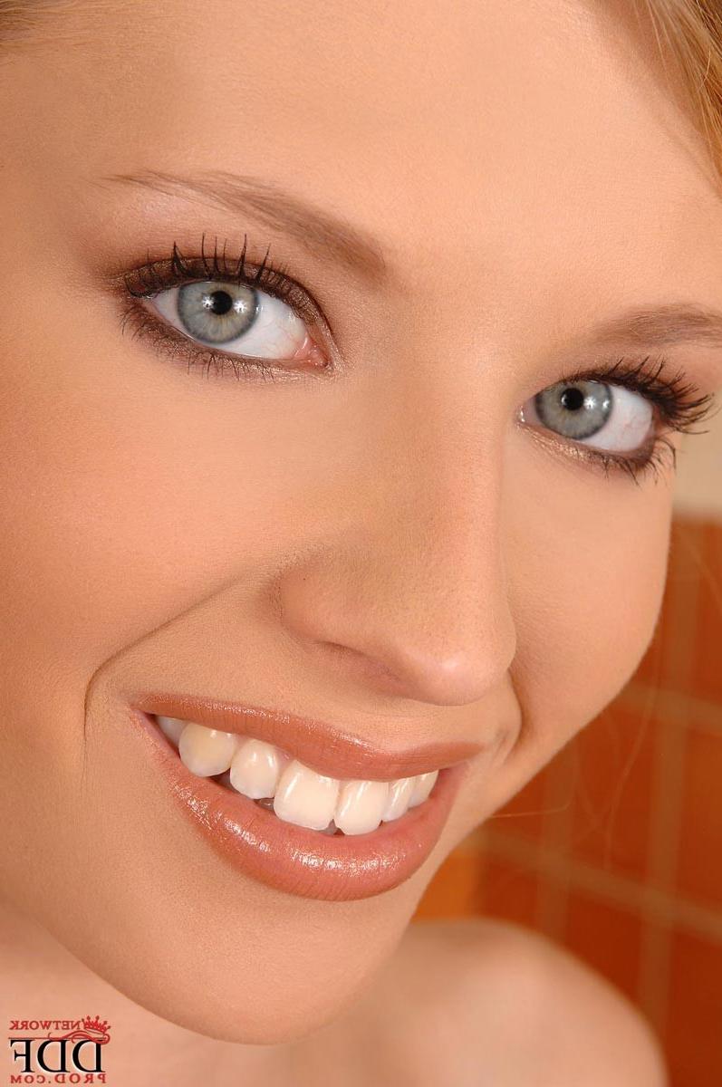 15P Hot horny babe with long legs gets wet