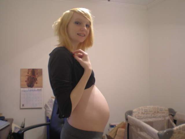 15P Hot pregnant girlfriends posing