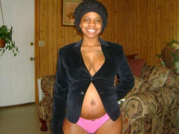 15P Hot pregnant girlfriends posing