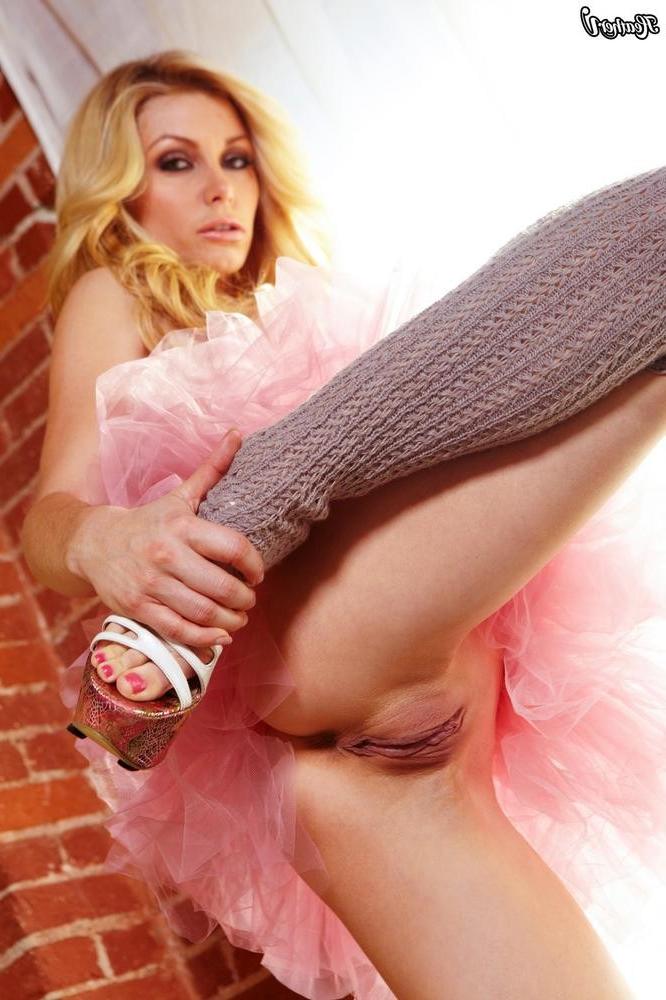 15P Heather Vandeven bends over in her pink tutu