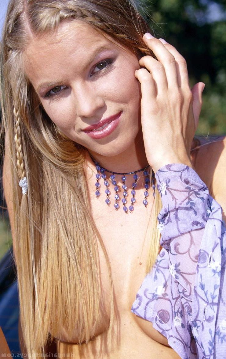 14P Busty Car Babe