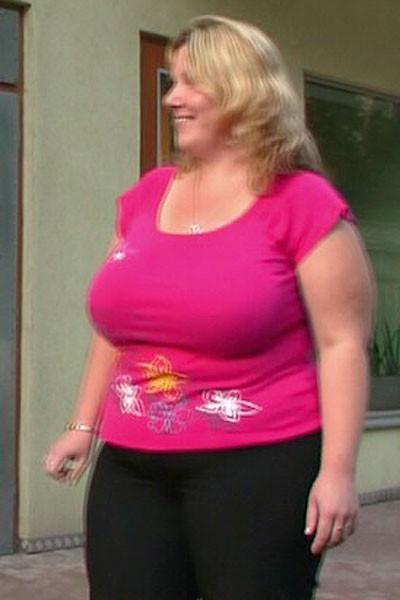 12P He just finished working on her car and now the fat BBW lets him fuck her cunt h