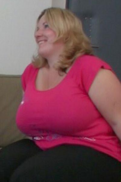 12P He just finished working on her car and now the fat BBW lets him fuck her cunt h
