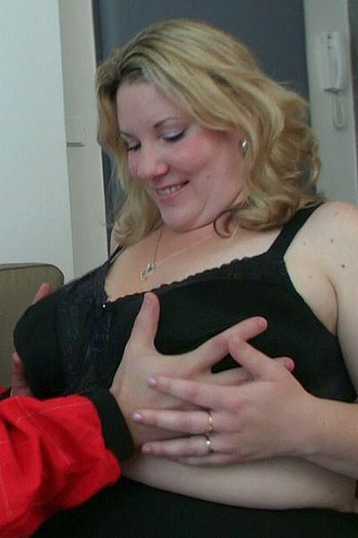 12P He just finished working on her car and now the fat BBW lets him fuck her cunt h