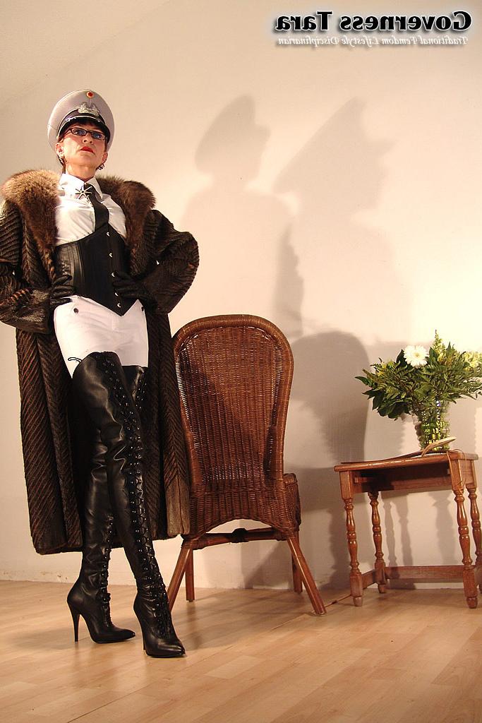15P Mature but strict mistress in leather and fur coat posing